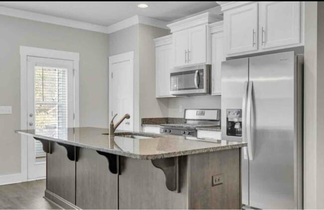 Building Photo - 300 Hague Dr