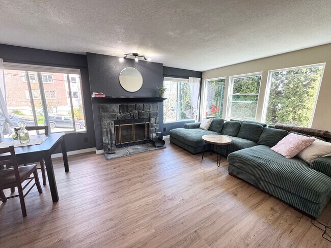 Building Photo - Updated, light flooded corner 1 bedroom 1 bath condo in Madison Valley