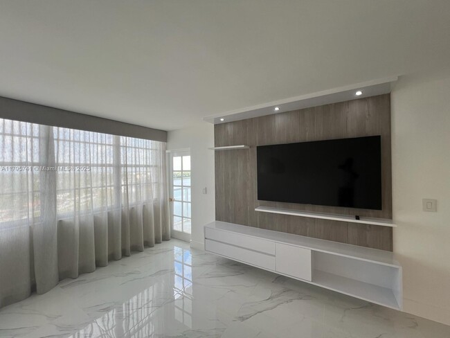 Building Photo - 1301 NE Miami Gardens Dr