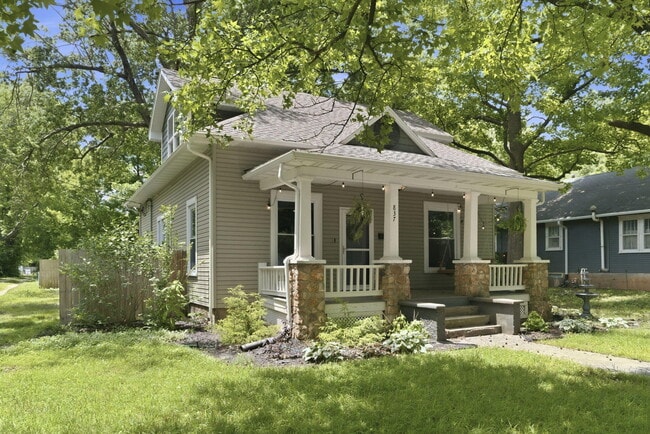 Building Photo - 837 S Kentwood Ave