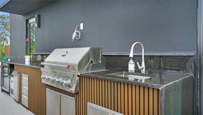 Building Photo - 3075 Mary St