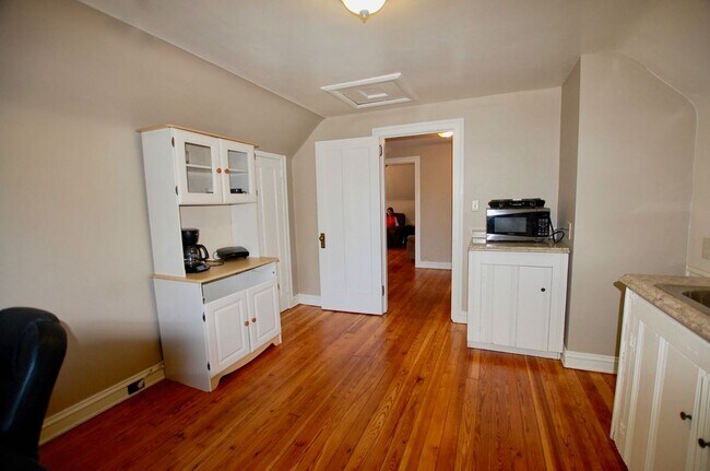 Building Photo - Stunning completely furnished and remodeled 3rd floor suite!