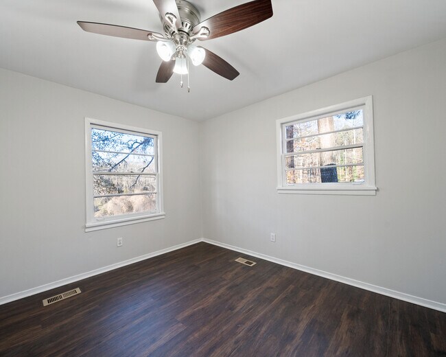 Building Photo - 2371 Swallow Cir SE