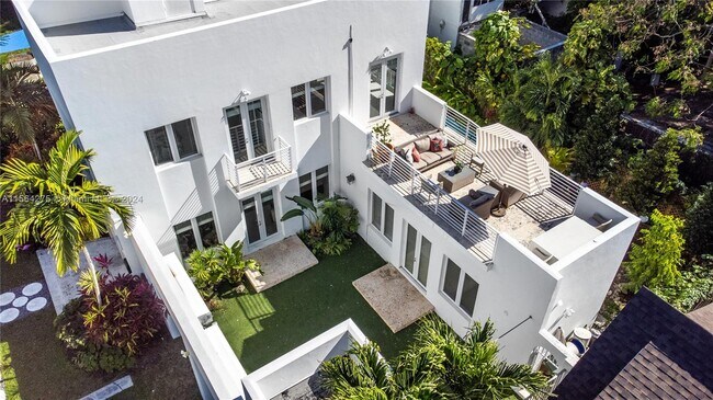 Building Photo - 696 NE 68th St