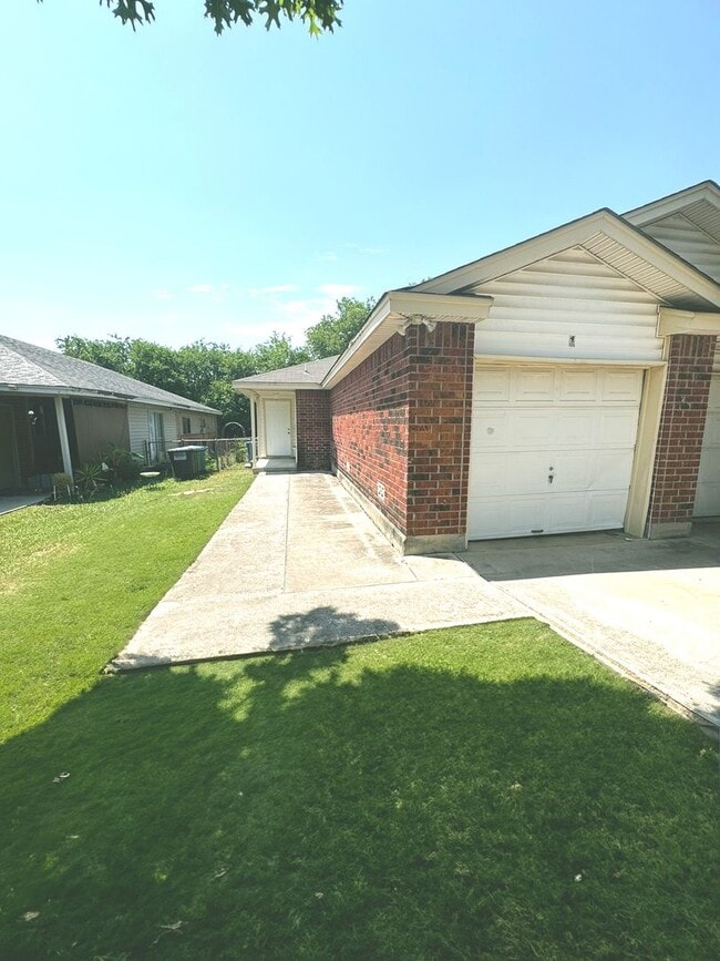 Building Photo - 11727 Capotillo St