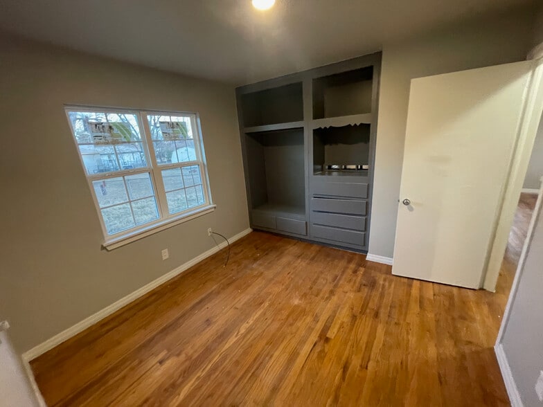 Building Photo - 4006 Dogwood Dr