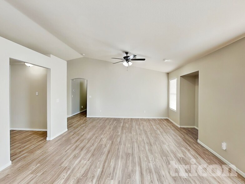 Building Photo - 5044 N Vista Del Rancho Way