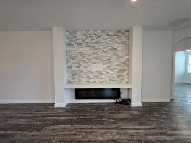 Building Photo - Gorgeous 4-Bedroom, 3-Bathroom Home in Providence