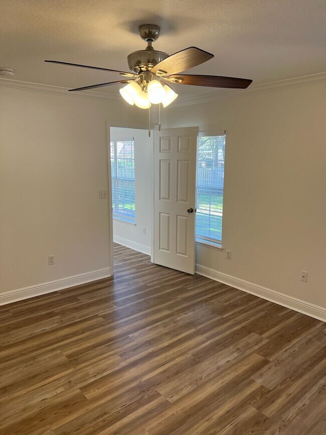 Building Photo - Newly renovated - Close to UF Health Shands, VA and Vet School!