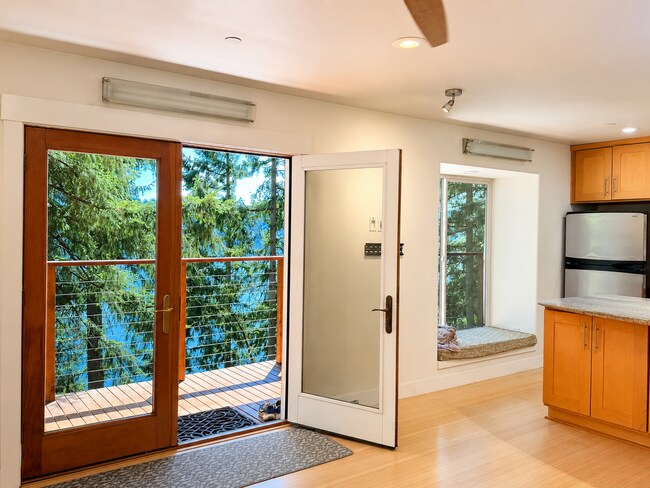 Building Photo - Elevated 2-Bedroom Home with Lake Sammamish Views