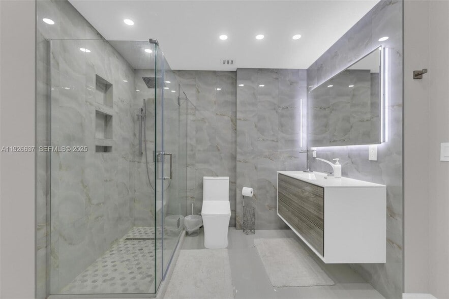 Building Photo - 18011 Biscayne Blvd