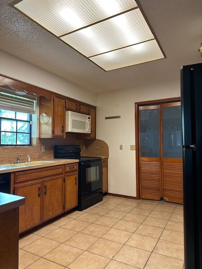 Building Photo - 2310 Hackberry Ave