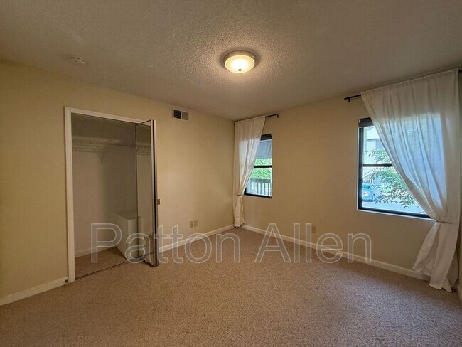 Building Photo - 1304 Abbey Cir