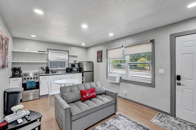 Building Photo - 824 S 20th Ave