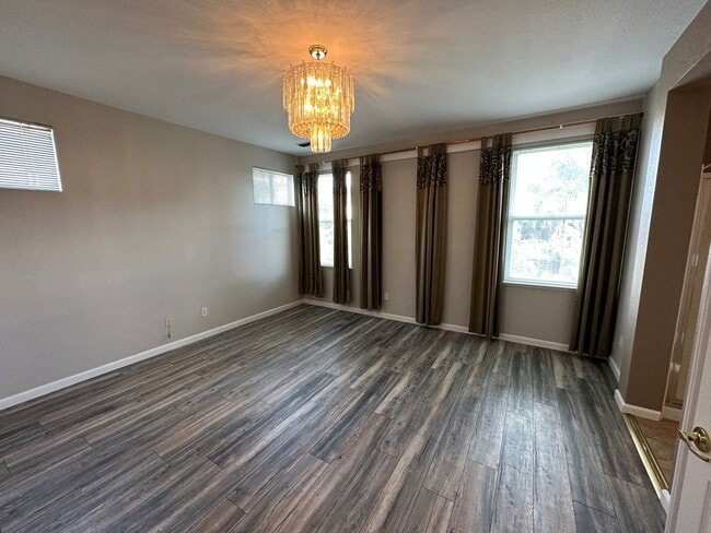 Building Photo - Beautiful 4 Bedroom 3 Full Bath Tracy Home