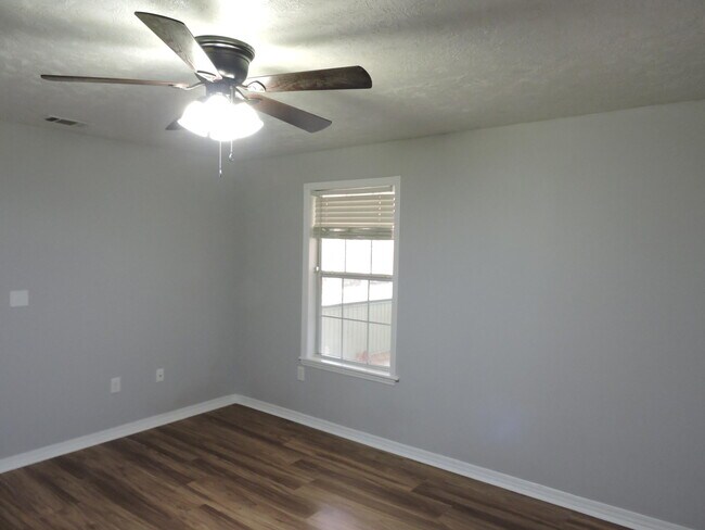Building Photo - 211 Westview Dr