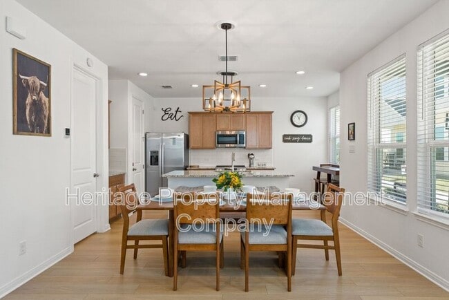 Building Photo - 2119 Hofstaat