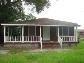Building Photo - THREE BEDROOM, ONE BATH