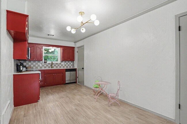 Building Photo - Adorable in Central Edmond