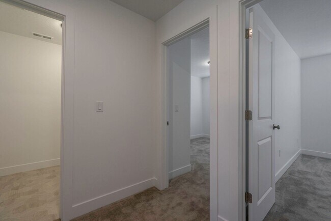 Building Photo - Well Maintained, 3 Bedroom and 2.5 Bathroom Townhome in Desert Color! Internet Included!