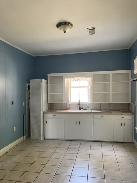 Building Photo - 717 Baker St