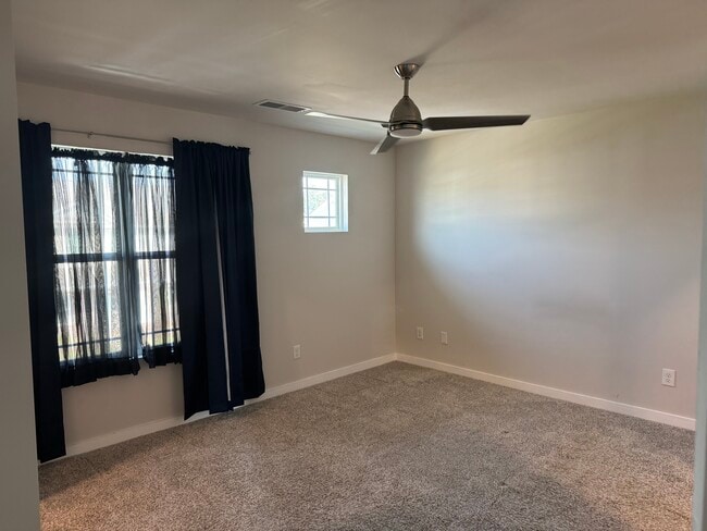 Building Photo - 419 Falls Pointe