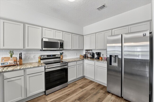 Building Photo - AVAILABLE MAY 2026  [PET FRIENDLY]