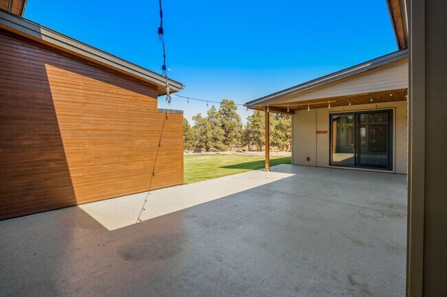 Building Photo - 64144 Pioneer Loop