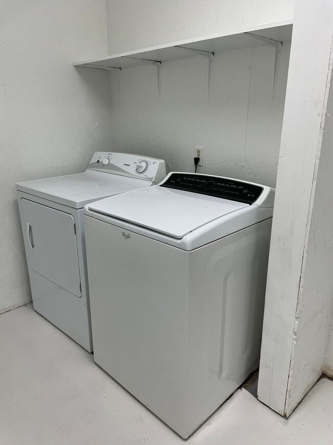 Building Photo - Available Now! *Pet Restrictions* 3 Bedroo...