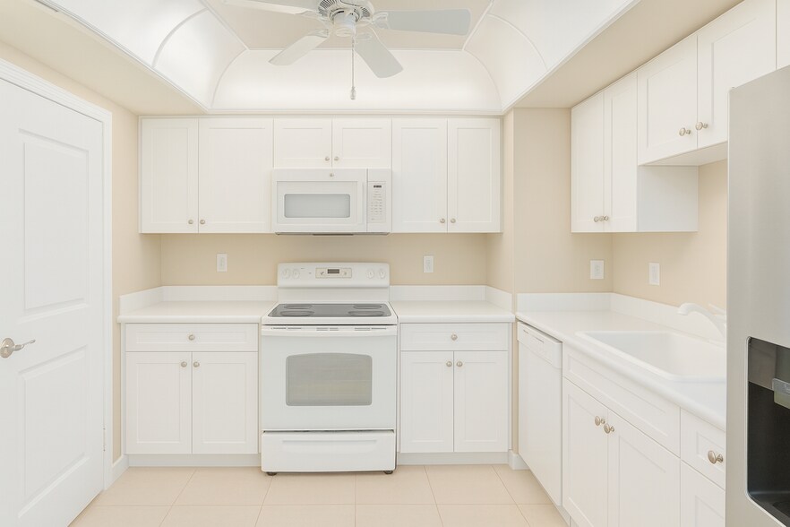 Building Photo - 1147 Hillsboro Mile