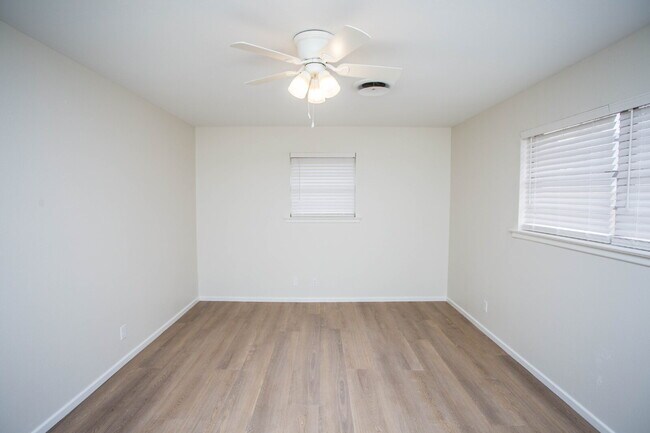 Building Photo - "Charming 3-Bed Retreat in Lubbock with Granite Accents & Spacious Living!"