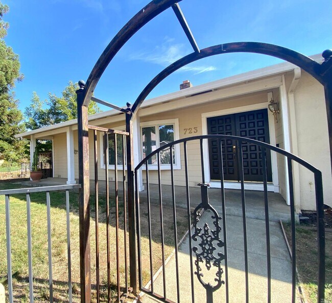 Building Photo - 723 Brookside Dr