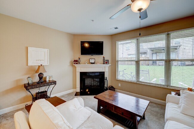 Building Photo - Hendersonville Townhome with Garage, Fireplace & Walk-In Closet