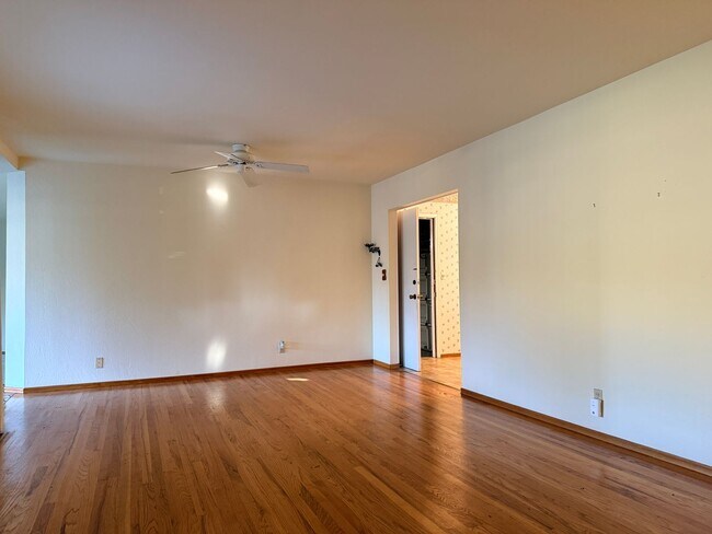 Building Photo - 4975 Bel Escou Dr