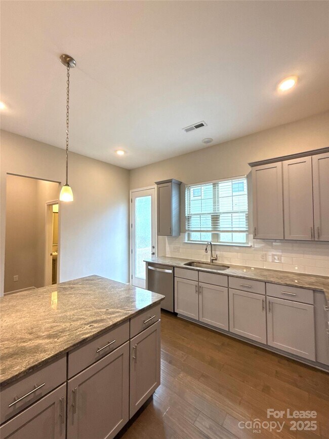 Building Photo - 1138 Doveridge St