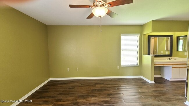 Building Photo - 1211 Country Club Dr