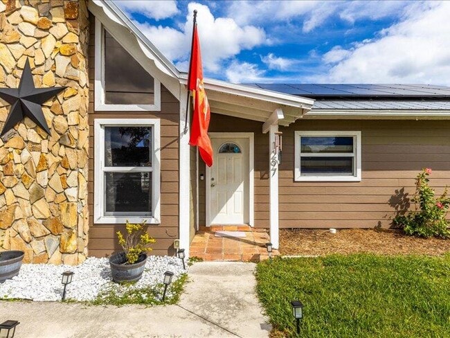 Building Photo - 1297 SE Floresta Dr