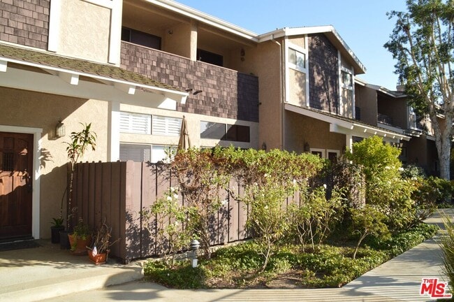 Building Photo - 5848 Canterbury Dr