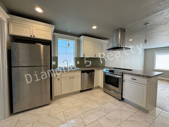 Building Photo - Charming 2 Bedroom/2 Bathroom House Coming Soon!