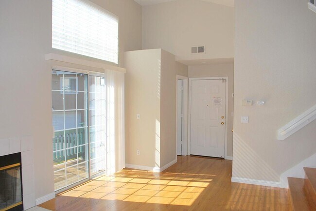 Building Photo - Sharp & Contemporary Townhouse in Beautiful Danville!