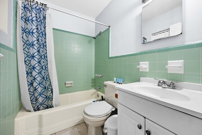 Building Photo - 1700 SW 16th Ct