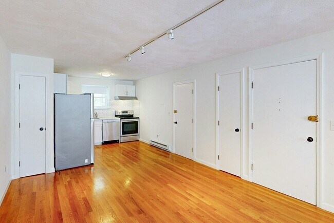 Building Photo - 104 Trowbridge St