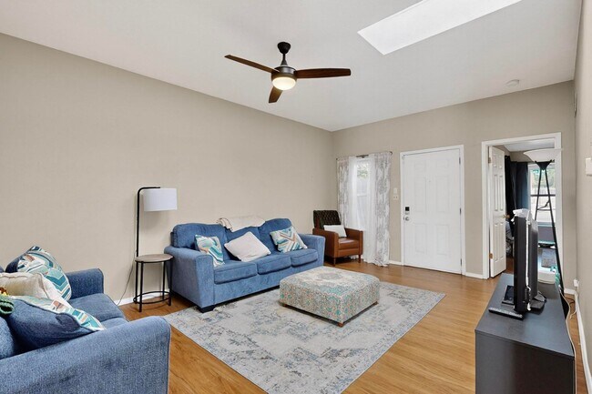 Building Photo - NE 2 Bedroom 2 Bath with Garage