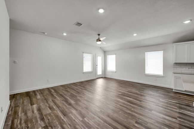 Building Photo - 647 Delicate Arch Dr