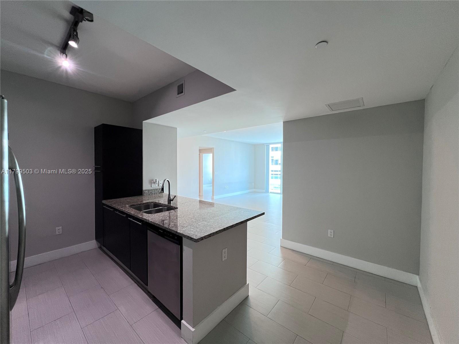 Building Photo - 950 Brickell Bay Dr