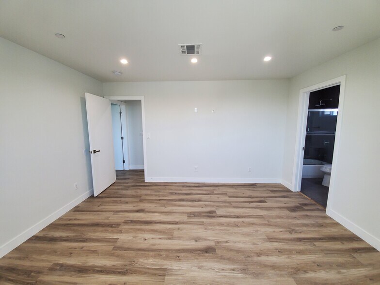 Building Photo - 2337 S Crenshaw Blvd