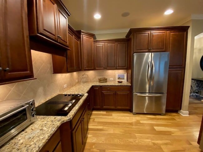 Building Photo - Beautiful Fully Furnished 3 bed 2 bath hom...