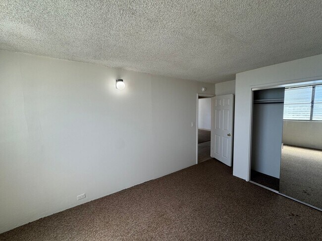 Building Photo - Large 2/2 Waikiki Condo with Parking, Lanai, A/C & W/D in unit!