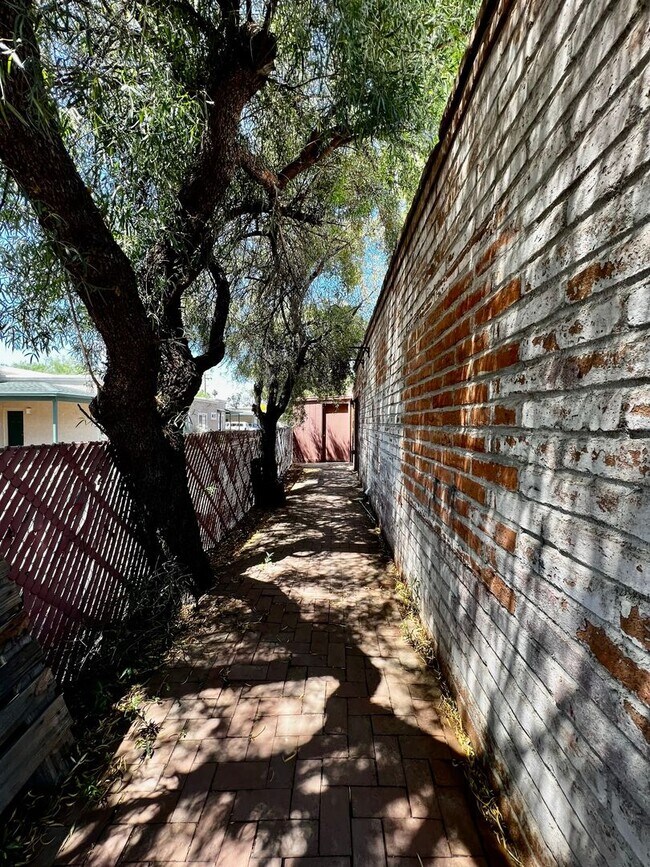 Building Photo - Charming 2 Bedroom Townhome with Private 2...