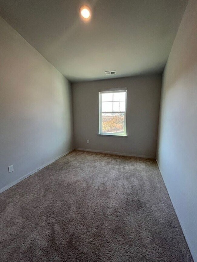 Building Photo - B6760 ( tenant break lease 5/12/26)